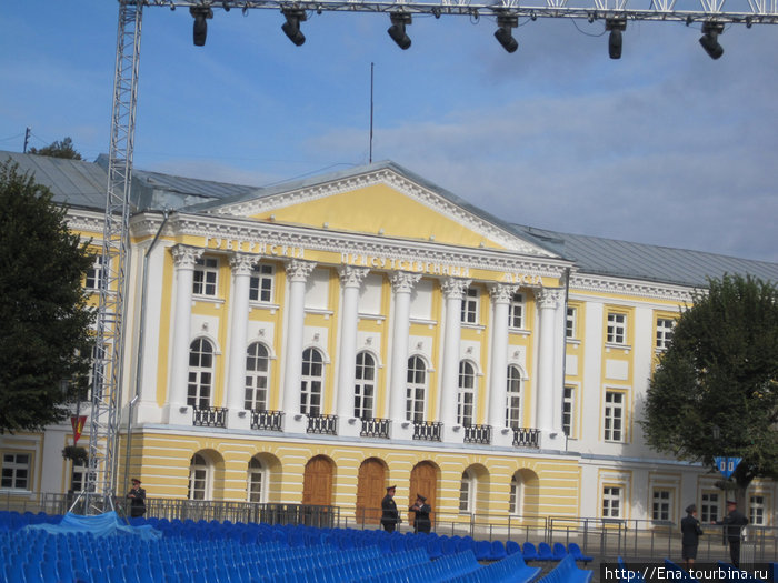 Отреставрированные Губернские присутсвенные места — украшение Советской площади Ярославль, Россия