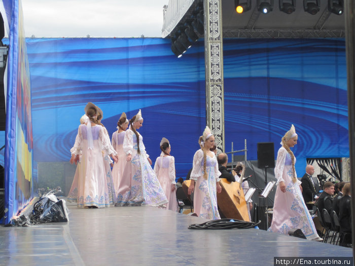 Девушки из ансамбля Ярославна спешат поздравить любимый город Ярославль, Россия
