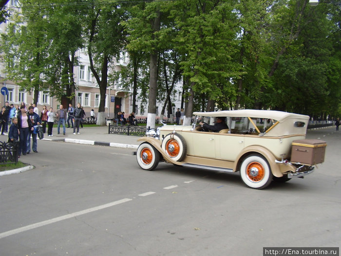 Вот такое чудо, будто из прошлого века, можно было встретить на улицах юбиляра Ярославль, Россия