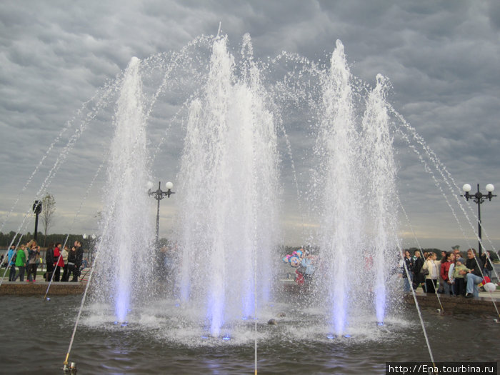 Фонтаны на Стрелке. Мощные струи воды приветствуют город — 1000-летний юбиляр Ярославль, Россия
