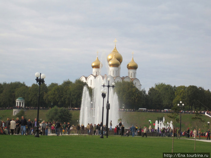 Новая Стрелка — зеленый парк с фонтанами, из которого открывается красивейший вид на Успенский собор Ярославль, Россия