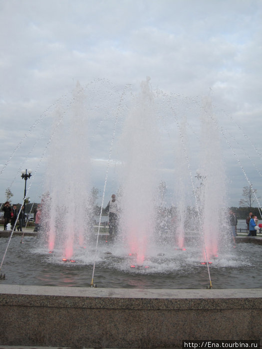 Светомузыкальные фонтаны на Стрелке Ярославль, Россия