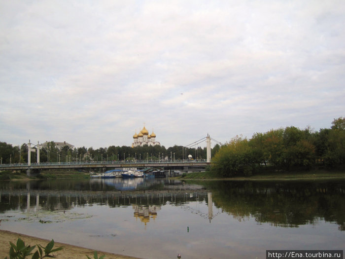 В день города можно просто посидеть на берегу Которосли, любуясь панорамой города Ярославль, Россия