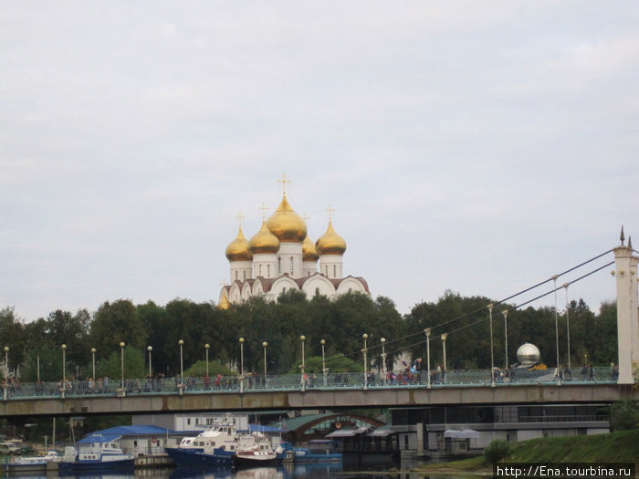 На берегу Которосли. Успенский собор и Даманский мост Ярославль, Россия