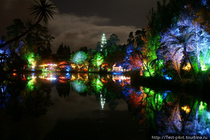 Это тот же парк, только ночью! Ночью здесь полно народу, играют оркестры, работают цветные фонтаны... Нью-Плимут, Новая Зеландия