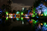 Это тот же парк, только ночью! Ночью здесь полно народу, играют оркестры, работают цветные фонтаны...
