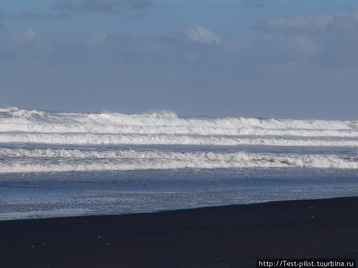 Тасманово море. Бесконечные пляжи с черным песком. Черный песок с кварцевыми вкраплениями, поэтому на солнце очень красиво поблескивает. Нью-Плимут, Новая Зеландия