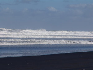 Тасманово море. Бесконечные пляжи с черным песком. Черный песок с кварцевыми вкраплениями, поэтому на солнце очень красиво поблескивает.