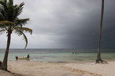 Вся правда о Доминикане в не сезон. 
По всем прогнозам погоды и информации из путеводителей мы должны были попасть в самый не туристический сезон. Мы ехали в самый сезон дождей и ураганов.