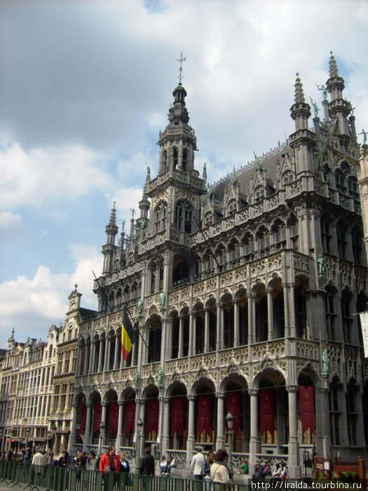 Брюссель.Гранд Пляс.Площадь окружена готической Ратушей, позднеготическим Домом короля и Домами Гильдий с роскошно украшенными и позолоченными фасадами в стиле фламандского барокко. Бельгия