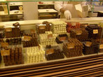 Очень большое количество (более 500 имен) по всей стране семейных шоколадных кондитерских.