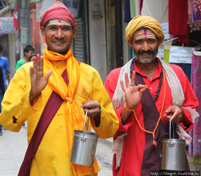 Наигранная улыбка ряженных, они вам пожелают Доброго дня, поставят краской точку на лбу и попросят за это денег Непал