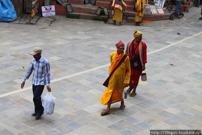 Раскидывая вокруг пронырливые взгляды Непал