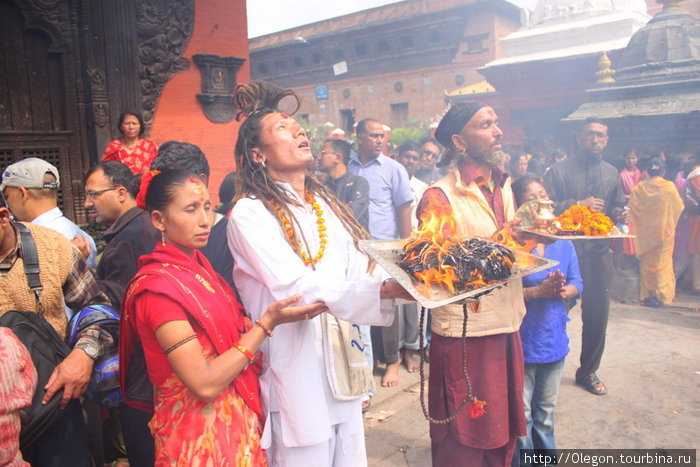 Преподнося жертвы Непал