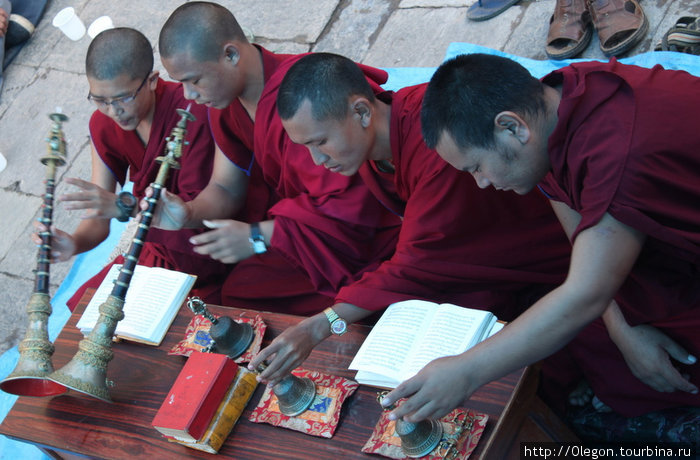 Буддистские монахи Непал