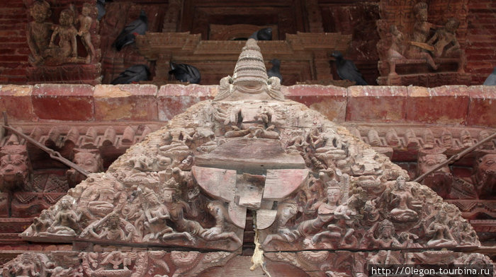 Над входом в храм Непал