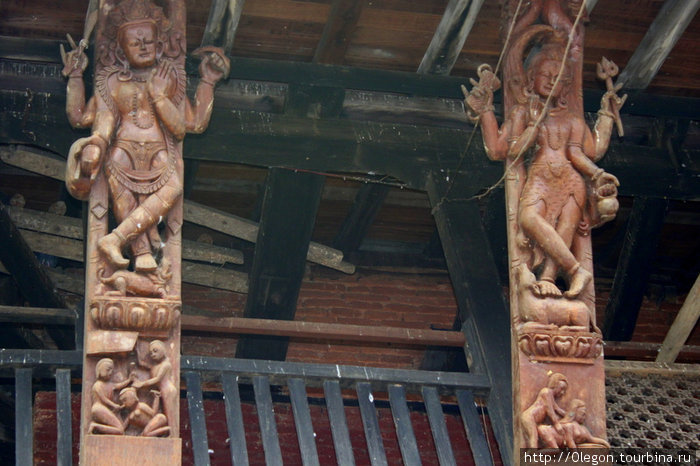 Крыши индуистских храмов поддерживаются деревянными балками с вырезанными на них изображениями эротического порядка Непал