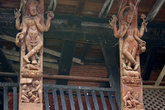 Крыши индуистских храмов поддерживаются деревянными балками с вырезанными на них изображениями эротического порядка
