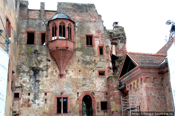 Замковое здание с большими повреждениями,но сохранившимся эркером