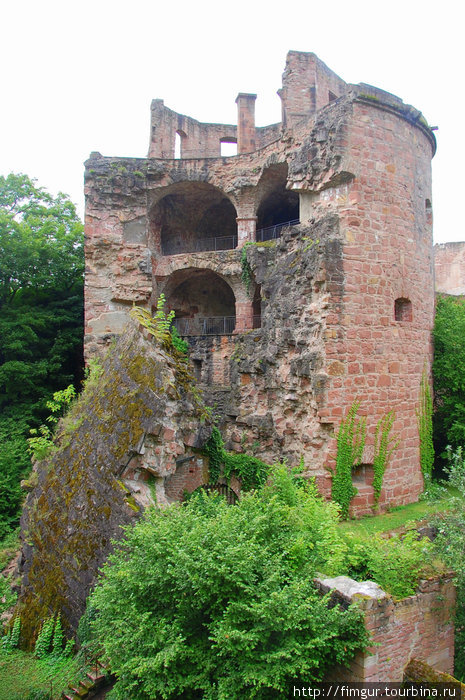 Разрушение пороховой башни произошло не в результате боьбардировки замка французскими войсками,а в силу природных обстоятельств — удар молнии и башню буквально разорвало.И случилось это и 1764г.