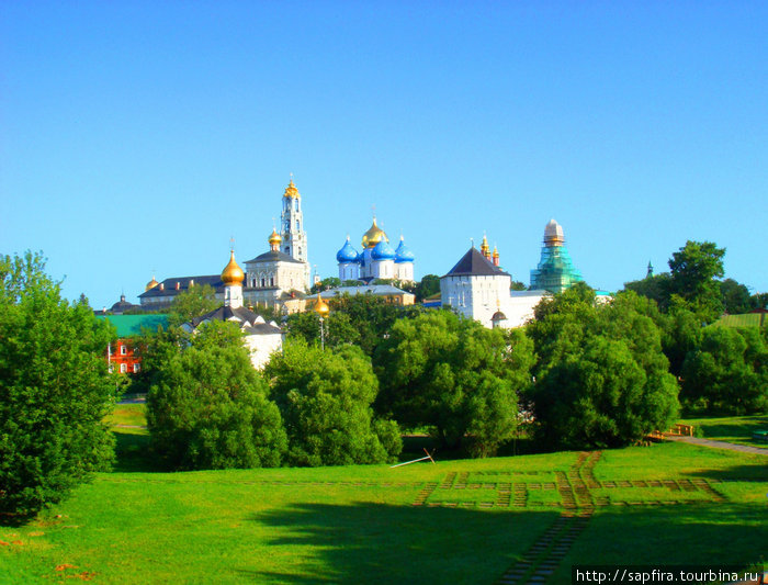 Жаркое лето и поток паломников.ч 2 Сергиев Посад, Россия