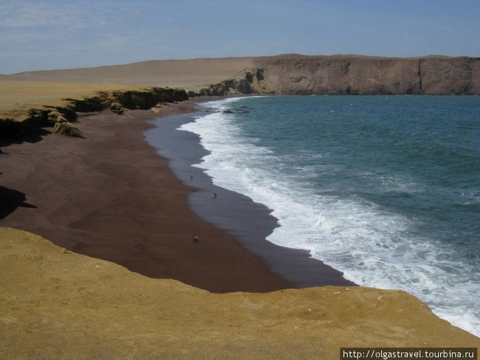 Пляж с красным песком Перу