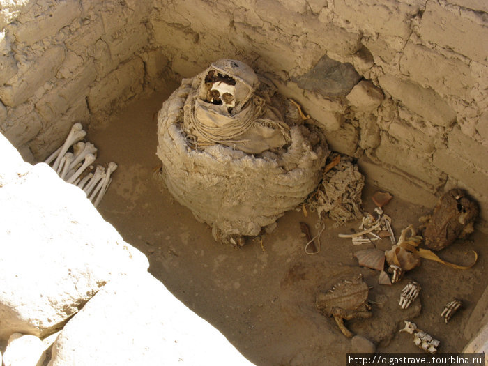 Хорошо сохравившиеся многовековые мумии в пустыне возле Наски Перу