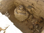Хорошо сохравившиеся многовековые мумии в пустыне возле Наски