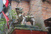 Поворот к ступе Катесимбху охраняют два льва, стоящих на высоких столбах