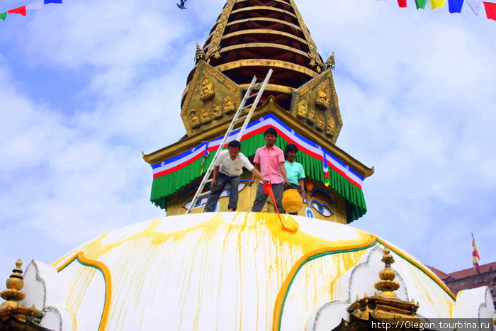 По праздникам ступу Катесимбху отмывают до бела, затем рисуют лепестки жёлтой краской Катманду, Непал