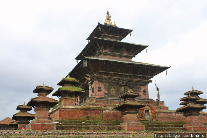 Храм Таледжу открыт для простых индусов только раз в году, в остальные дни его могут посещать только члены королевской семьи Катманду, Непал
