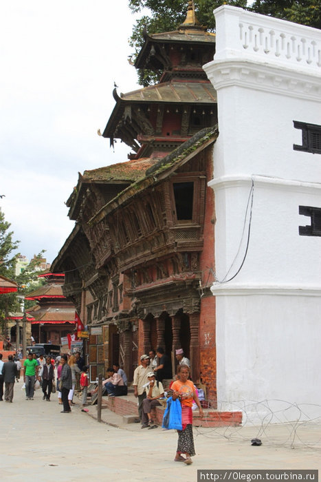Соединение белой стены и коричневой Катманду, Непал