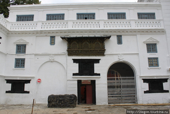 Белое здание Гадди Байтак пристроили к дворцу в период правления династии Рана Катманду, Непал