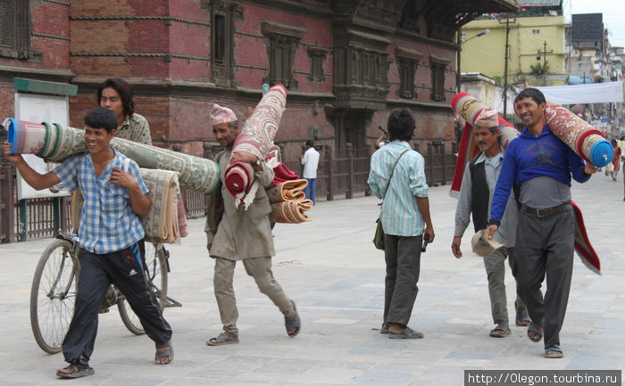 Постоянно передвигающиеся торговцы коврами Катманду, Непал