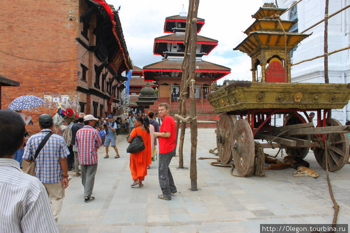 Слева храм Кумари Катманду, Непал