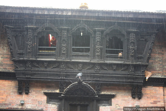 Окно, за которым живёт богиня Кумари, дождь нам не помеха Катманду, Непал