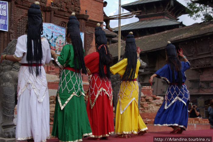 5 первоэлементов в буддизме-
    Земля — желтый
    Вода — белый
    Огонь-красный
    Ветер, воздух -зеленый
    Пространство -синий
    Чистая природа этих первоэлементов — Ясный Свет. Катманду, Непал