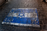 Израильский флаг положен посреди улицы, чтобы его топтали ногами