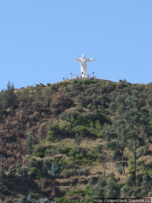 Статуя Христа чуть меньше своего собрата в Рио-де-Жанейро. Перу