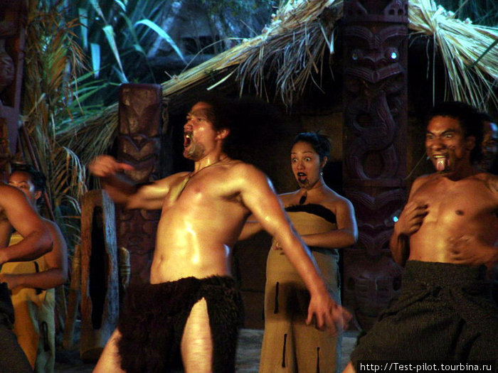 Концерт маори — практически это история в песнях и танцах о появлении маори на островах Новой Зеландии 1000 лет назад Роторуа, Новая Зеландия
