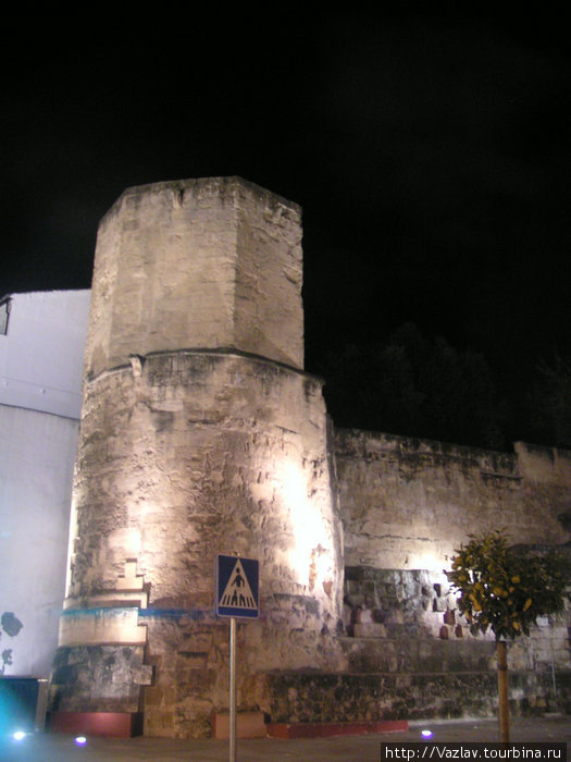 Стена и башня Кордова, Испания