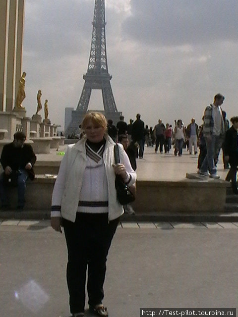 Эйфелева башня (на заднем плане) Париж, Франция