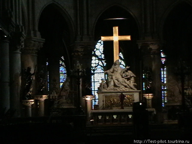 А вот и сама Парижская богоматерь — скульптура с золотым крестом внутри собора. Париж, Франция