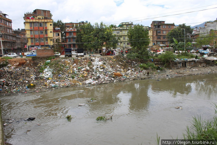 Жители домов выбрасывают весь свой мусор в реку, вода всё унесёт Непал