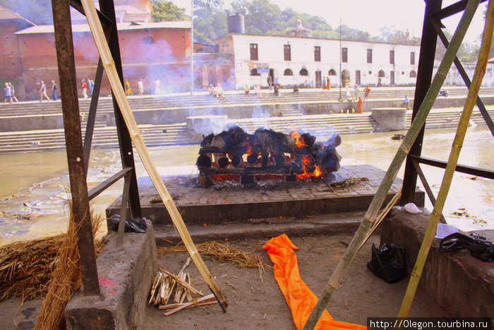 В храме Пашупатинатх кремируют мёртвых и их прах бросают в реку