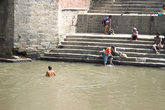Купания и омовения в священной реке Багмати