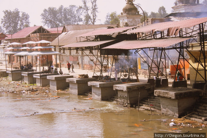 Места на реке для кремирования простых смертных Непал