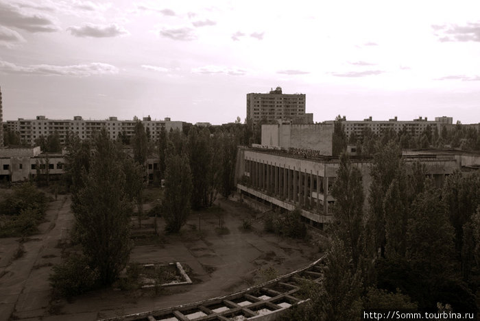 Вид на центральную площадь Припяти с крыши гостиницы Поліccя Припять, Украина