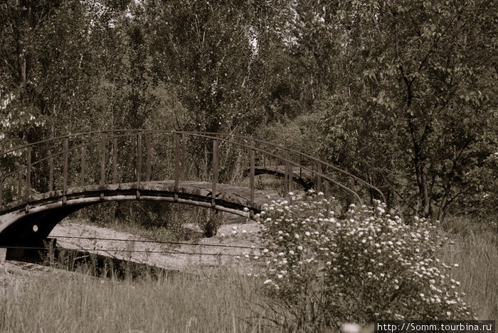 Разрушившийся мостик через пересохший канал в заброшенном парке... Припять, Украина