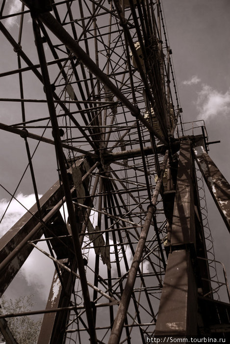 Колесо обозрения — самый фотографируемый объект в Припяти. Пришлось искать хотя бы оригинальный ракурс. Припять, Украина